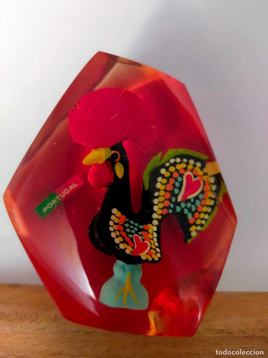 Vintage: PISAPAPELES. GALLO DE BARCELOS (S&Iacute;MBOLO DE PORTUGAL). 3D. EN RESINA-ACR&Iacute;LICO ROJO. CIRCA A&Ntilde;OS 60