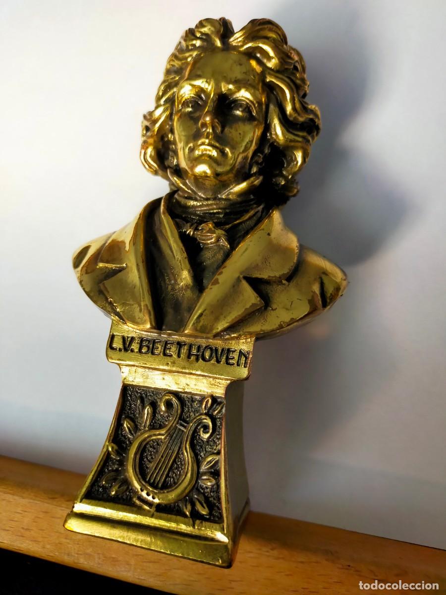 Vintage: PISAPAPELES METAL DE BUSTO DE L. V. BEETHOVEN CON INSCRIPCI&Oacute;N. CIRCA A&Ntilde;OS 60. 9 X 14,5 X 6 CM.