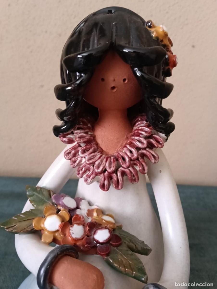 Vintage: NI&Ntilde;A CON FLORES DE TERRACOTA