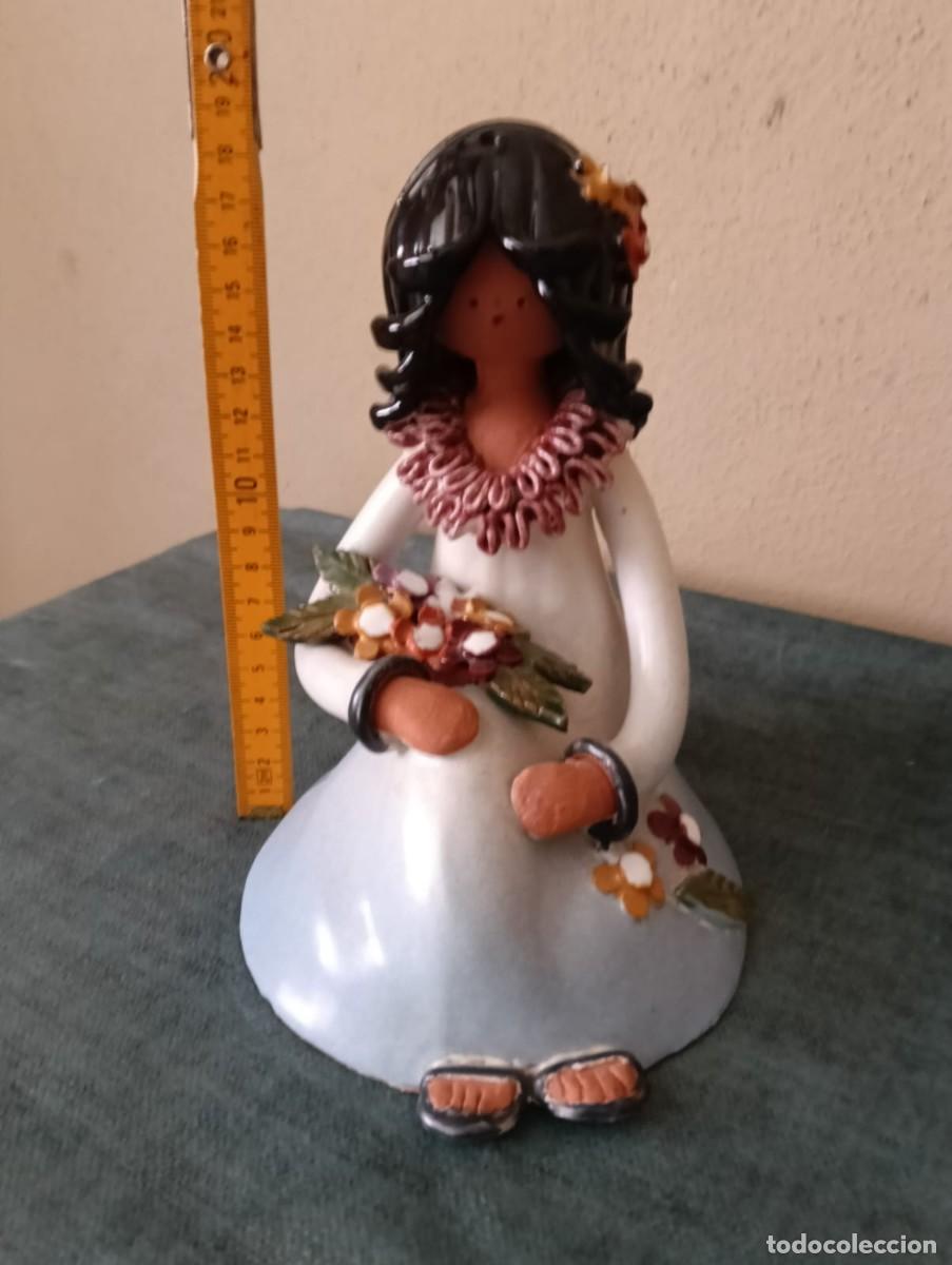 Vintage: NI&Ntilde;A CON FLORES DE TERRACOTA - Foto 2