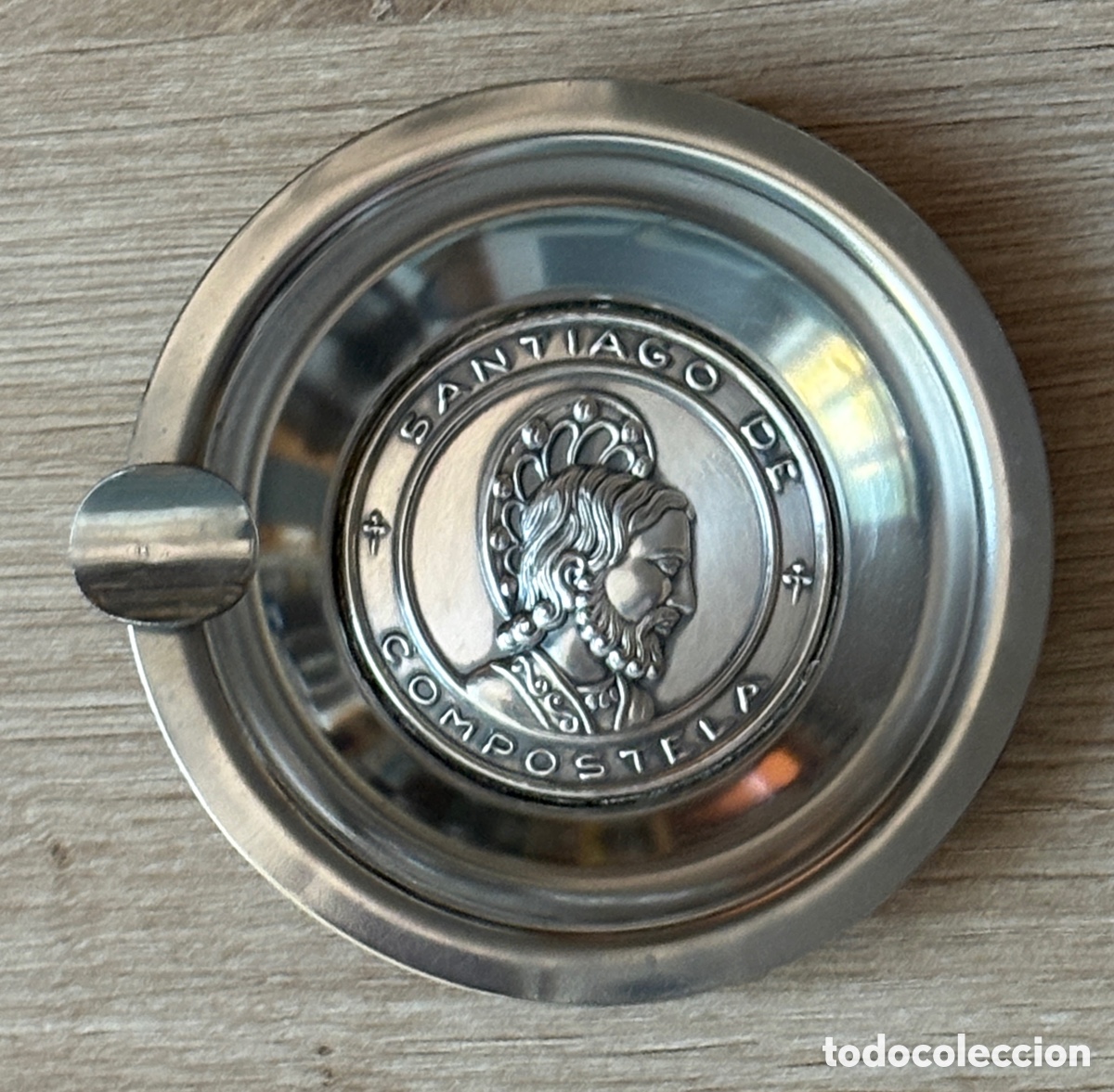 Vintage: (L948) Cenicero metal Santiago de Compostela - busto Ap&oacute;stol relieve - 10,5cm