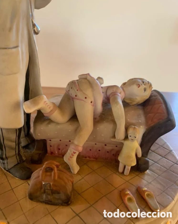 Vintage: Porcelana portuguesa figura m&eacute;dico vacunando a ni&ntilde;a