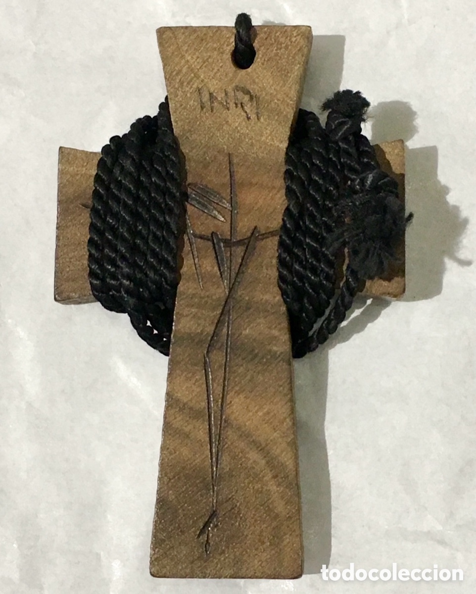 Vintage: Colgate. Cruz de madera pirograbada. A&ntilde;os 70.