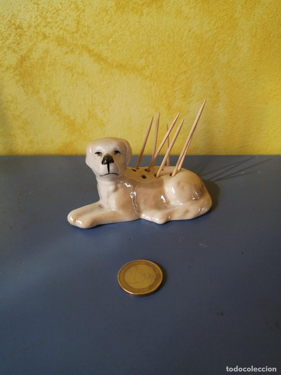 Vintage: PERRITO CON AGUJEROS PARA USO DE PALILLERO