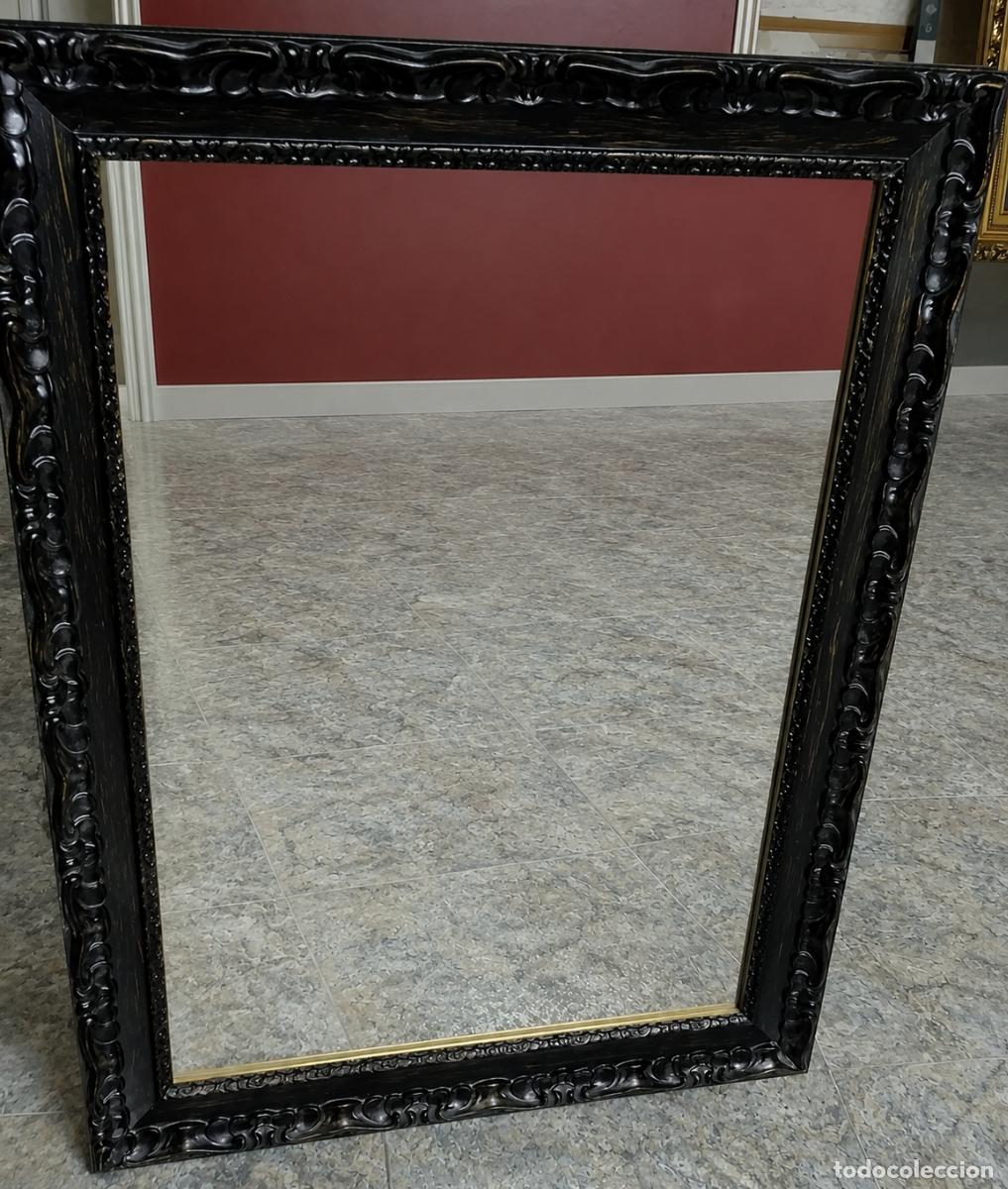 Vintage: Espejo vintage con marco de madera tallada negro 62x82 cm | Vintage carved black wooden framed wall