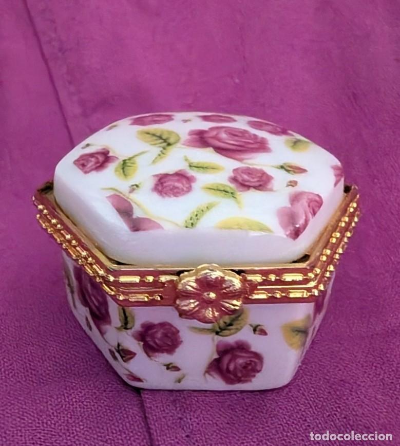 Vintage: Cajita joyero de porcelana con rosas y medall&oacute;n N. S. de la Consolaci&oacute;n