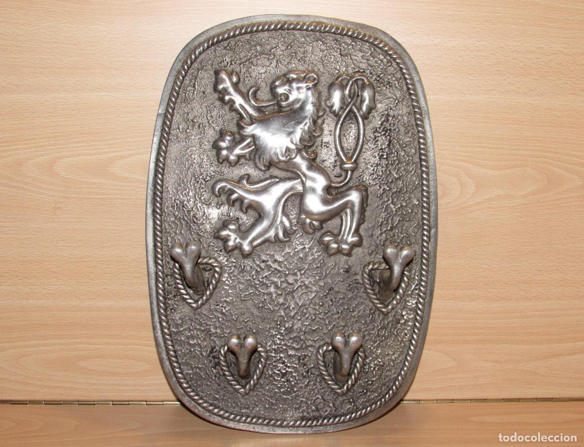 Vintage: Percha perchero colgador pared metal plateado escudo heraldo Le&oacute;n rampante her&aacute;ldico blas&oacute;n