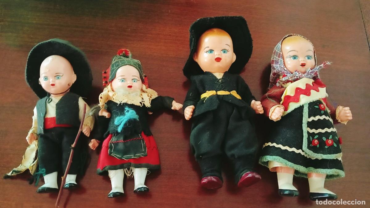 Vintage: Dos parejas de mu&ntilde;ecos antiguos con trajes regionales