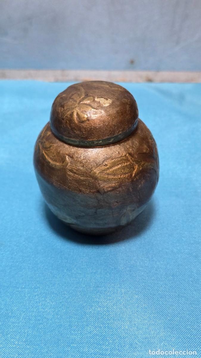 Vintage: peque&ntilde;a bombonera de metal repujado