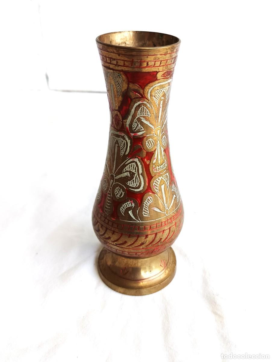 Vintage: Jarr&oacute;n o florero de lat&oacute;n fundido, pintado a mano. India. &Uacute;ltimo tercio SXX.