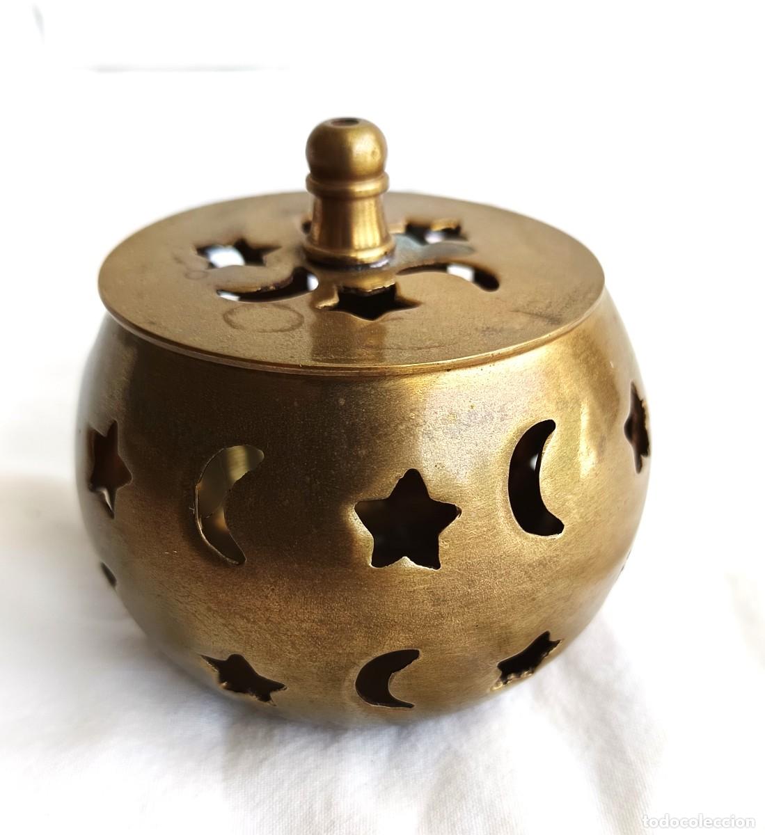 Vintage: Joyero de lat&oacute;n fundido con soles y lunas. India. &Uacute;ltimo tercio SXX.