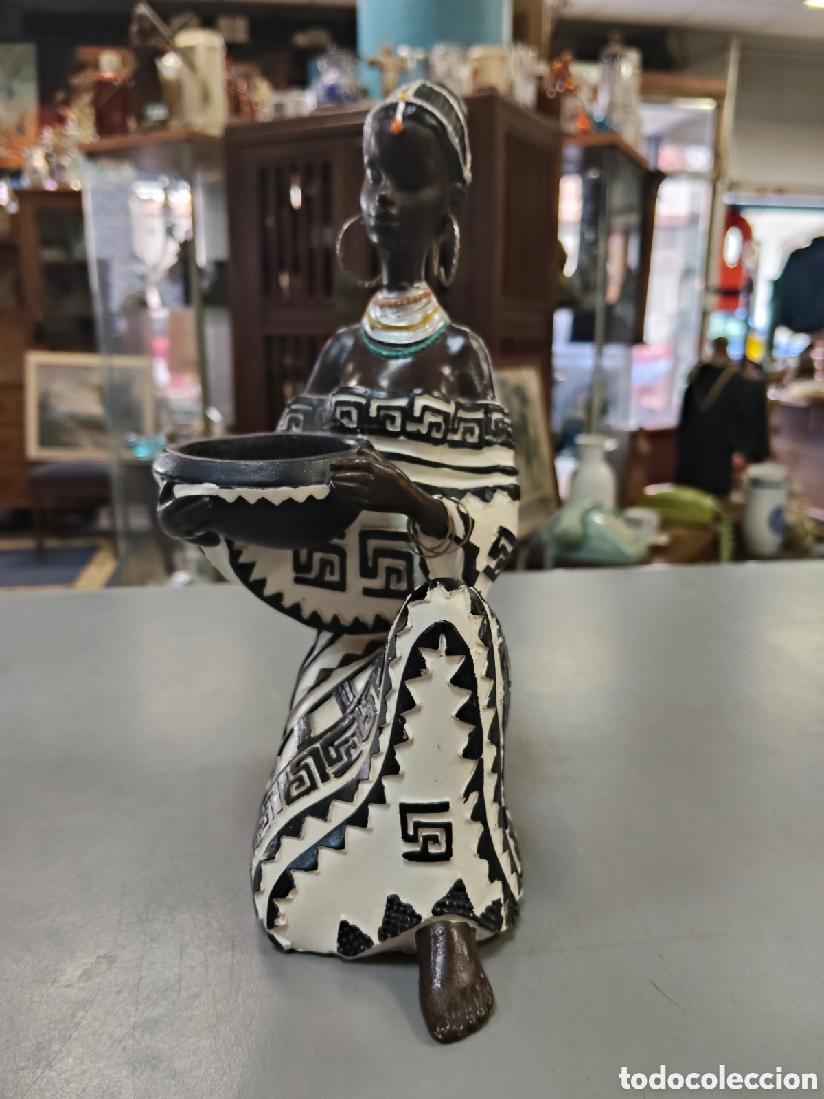 Vintage: escultura decorativa representa a una mujer africana sentada con un cuenco, elaborada en resina con
