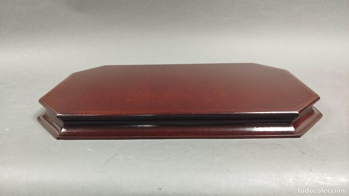 Vintage: BASE DE MADERA BARNIZADA RECTANGULAR CON CHAFLANES EN ESQUINAS - Foto 2