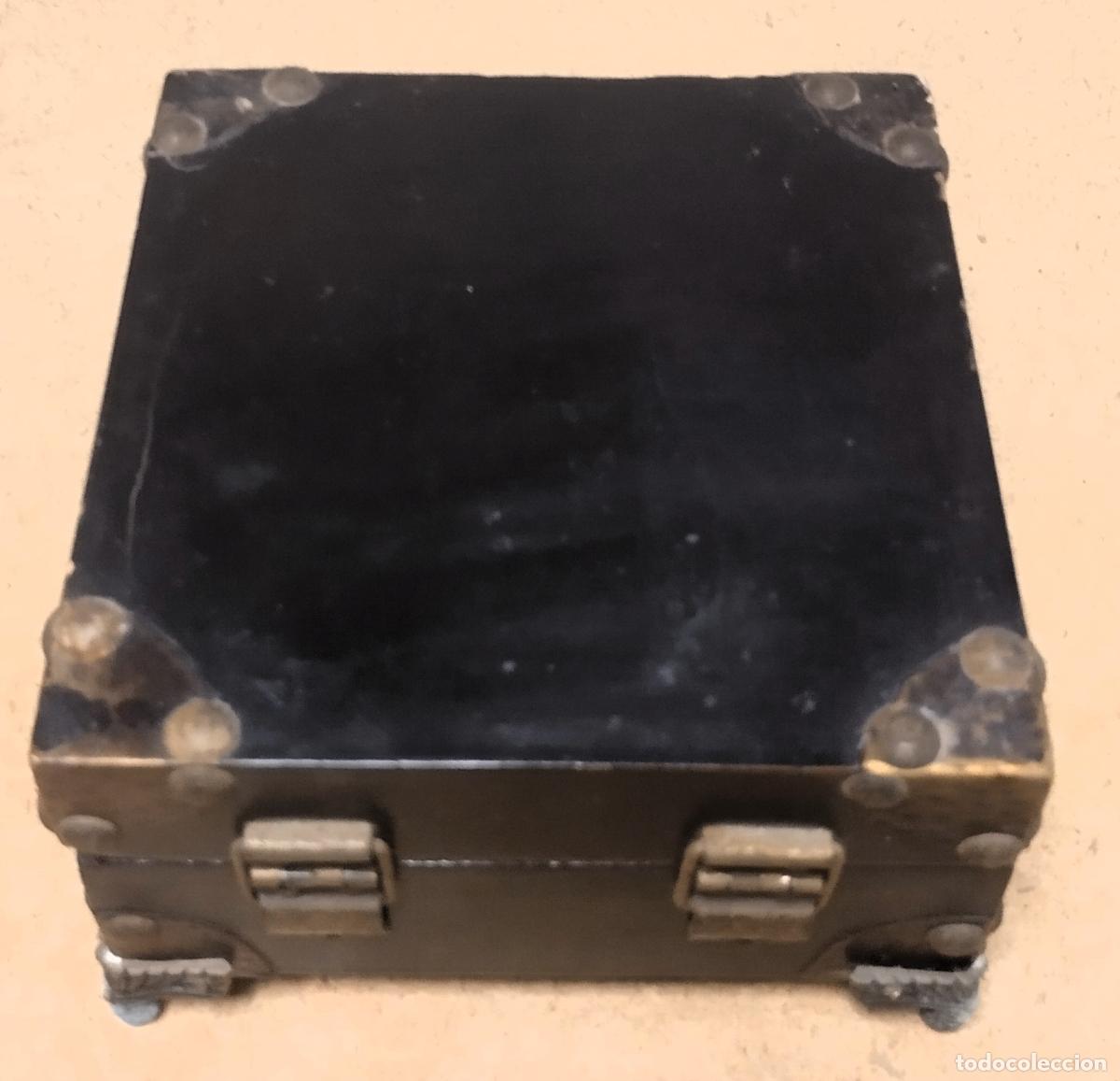 Vintage: Caja de madera, con refuerzos met&aacute;licos en las esquinas y patas met&aacute;licas.