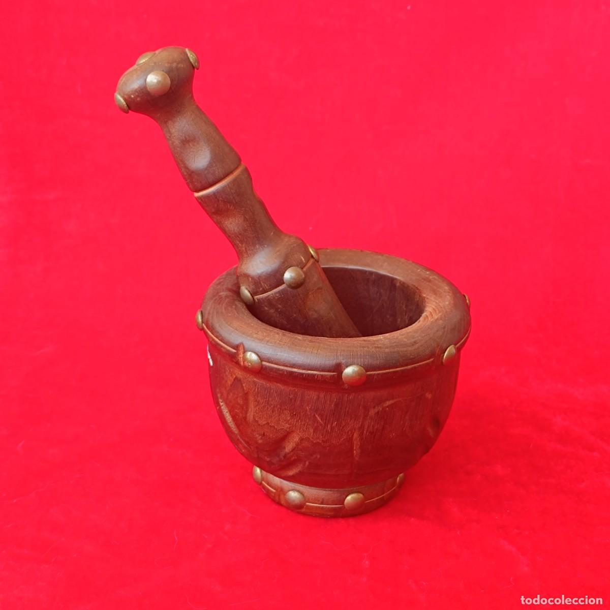 Vintage: Mortero de madera tallado con clavos de lat&oacute;n
