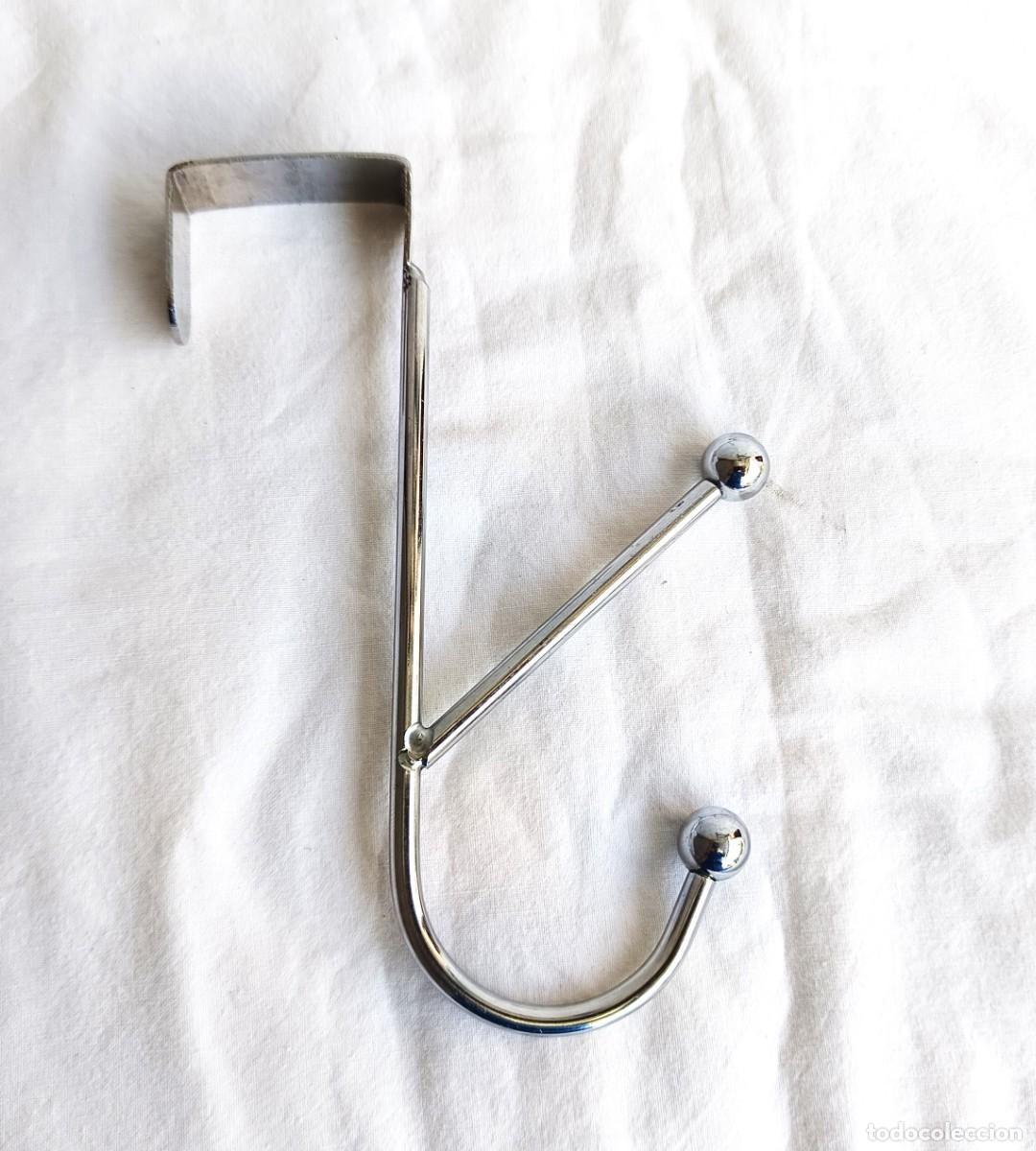 Vintage: Original perchero colgador para puerta realizado en metal cromado industrial