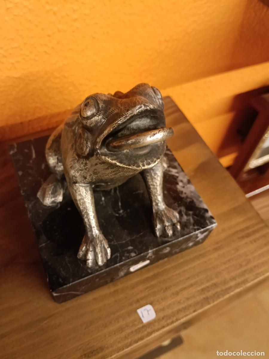 Vintage: Rana decorativa de metal sobre base de m&aacute;rmol