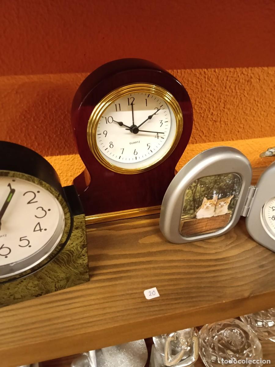 Vintage: eloj de sobremesa de madera lacada color caoba con detalles dorados