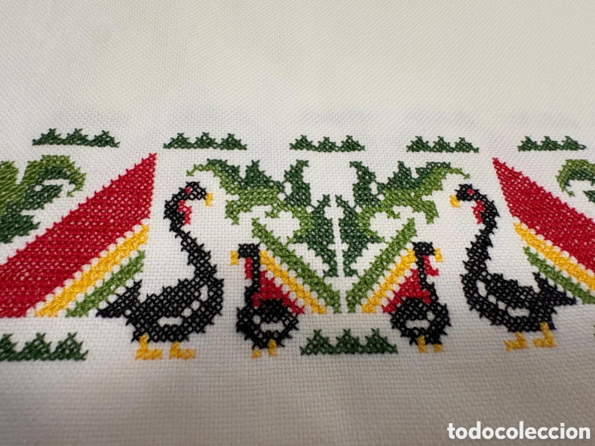 Vintage: Mantel bordado a mano a punto de cruz