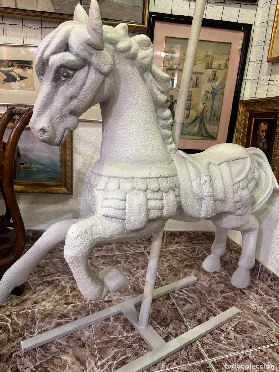 Vintage: Caballito de tiovivo en cart&oacute;n piedra