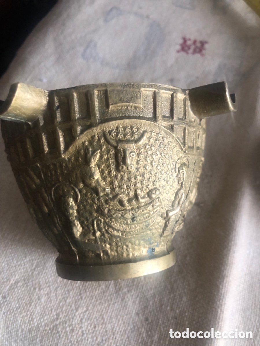 Vintage: cenicero de lat&oacute;n con forma de mortero