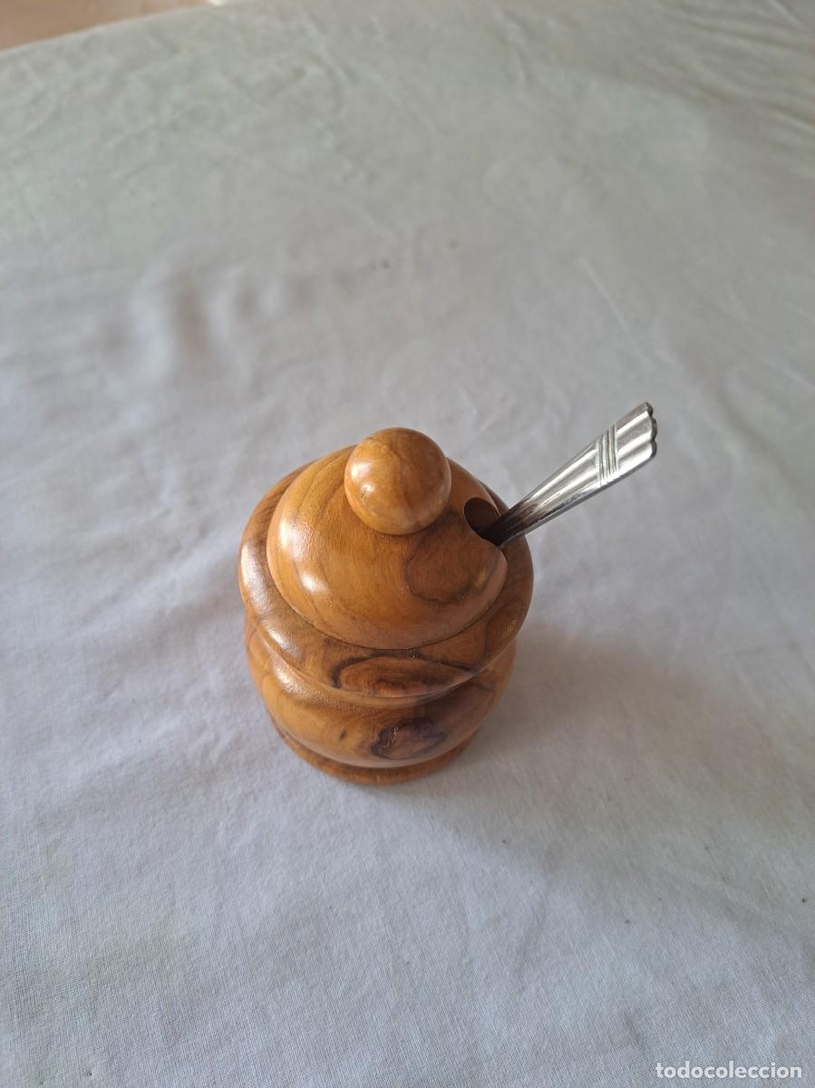 Vintage: Bonito tarro de miel o azucarero de madera de olivo con cucharilla de metal