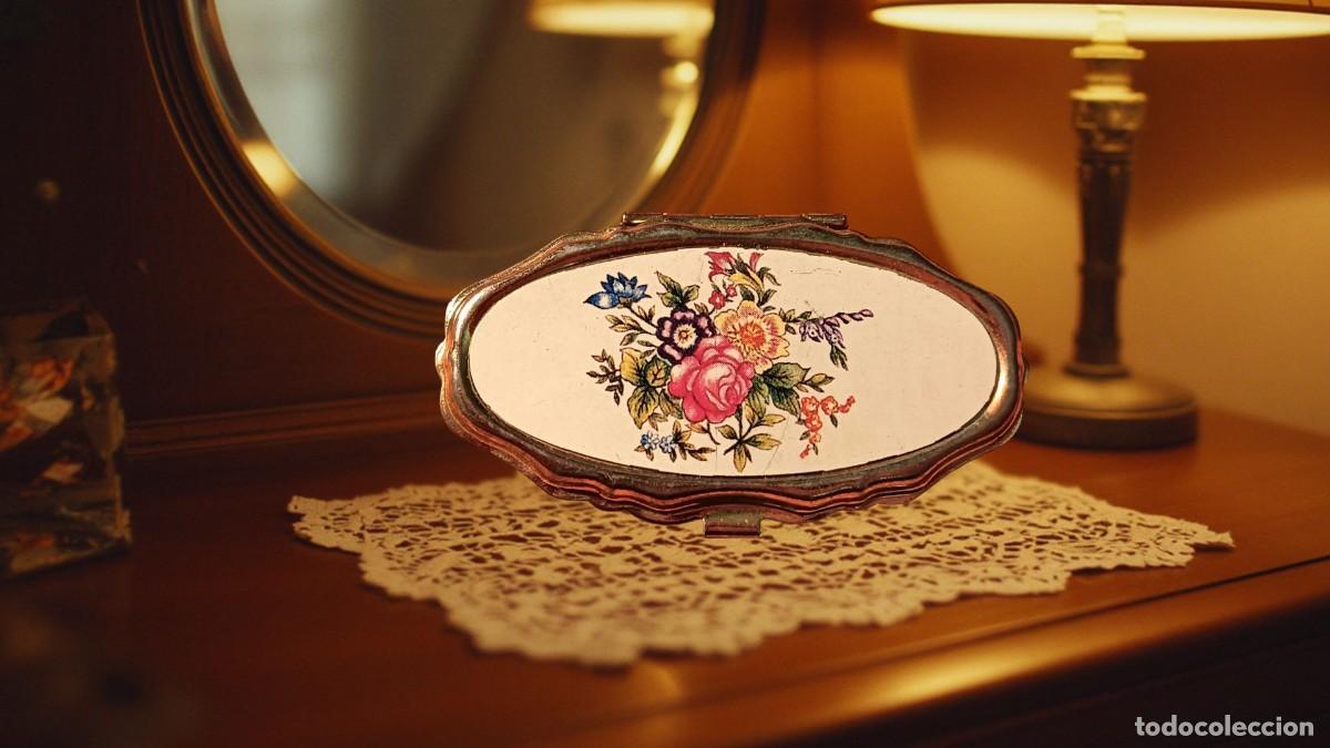 Vintage: Peque&ntilde;o estuche o polvera vintage de forma ovalada con un hermoso dise&ntilde;o floral