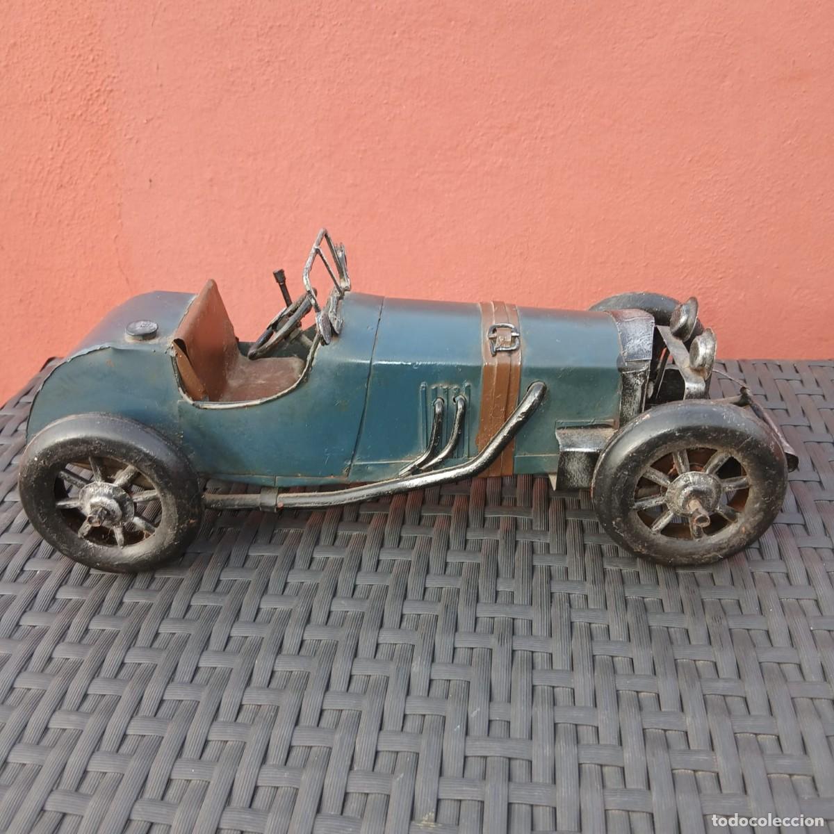 Vintage: coche artesanal de metal