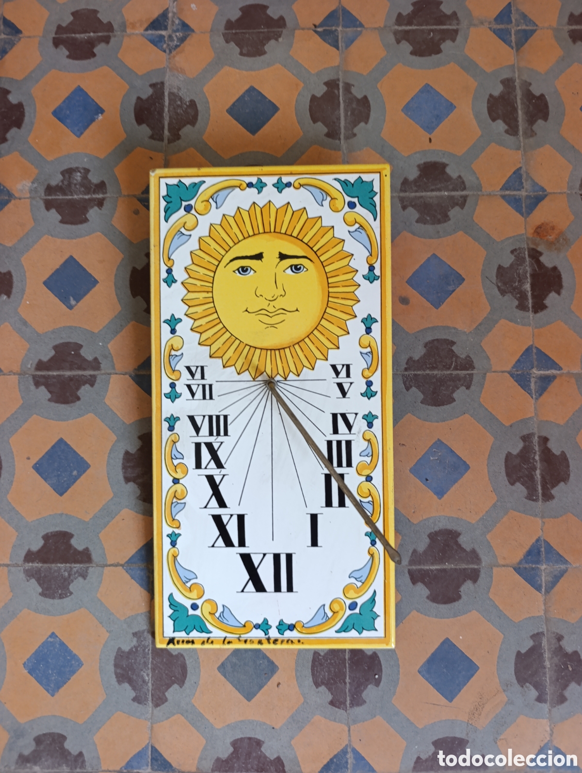 Vintage: Reloj de sol decorativo, en cer&aacute;mica