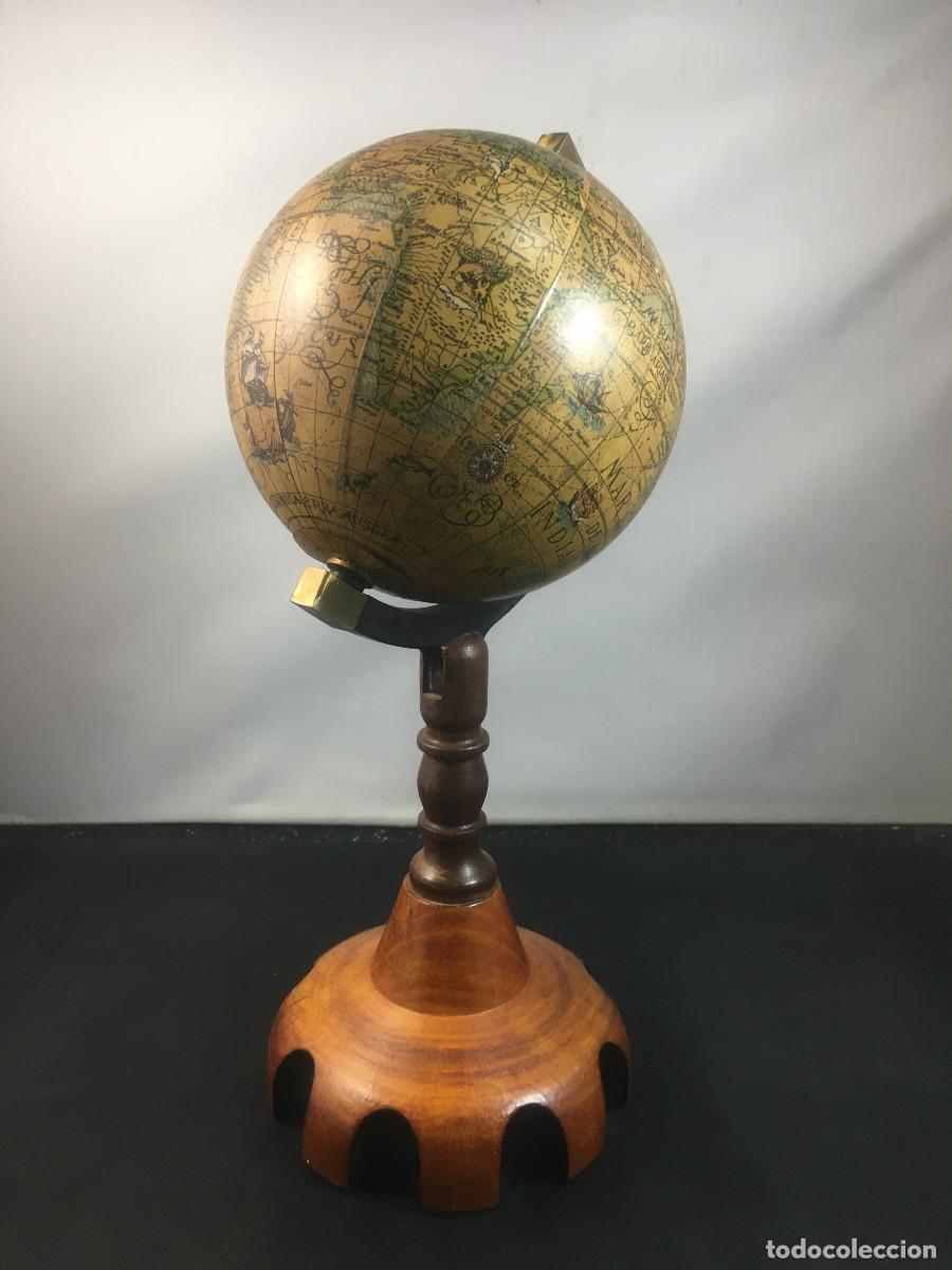 Vintage: Globo terraqueo con mapa antiguo. Base de madera.