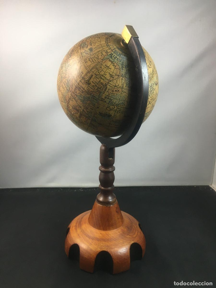 Vintage: Globo terraqueo con mapa antiguo. Base de madera. - Foto 2