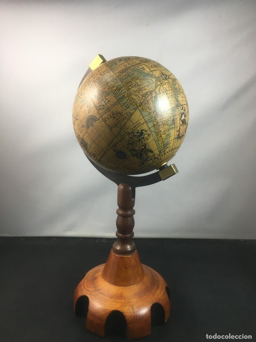 Vintage: Globo terraqueo con mapa antiguo. Base de madera. - Foto 3