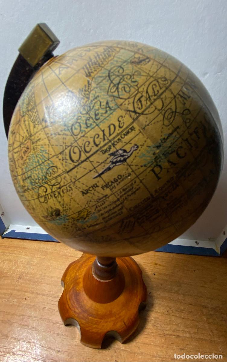 Vintage: Globo terraqueo con mapa antiguo. Base de madera. - Foto 4