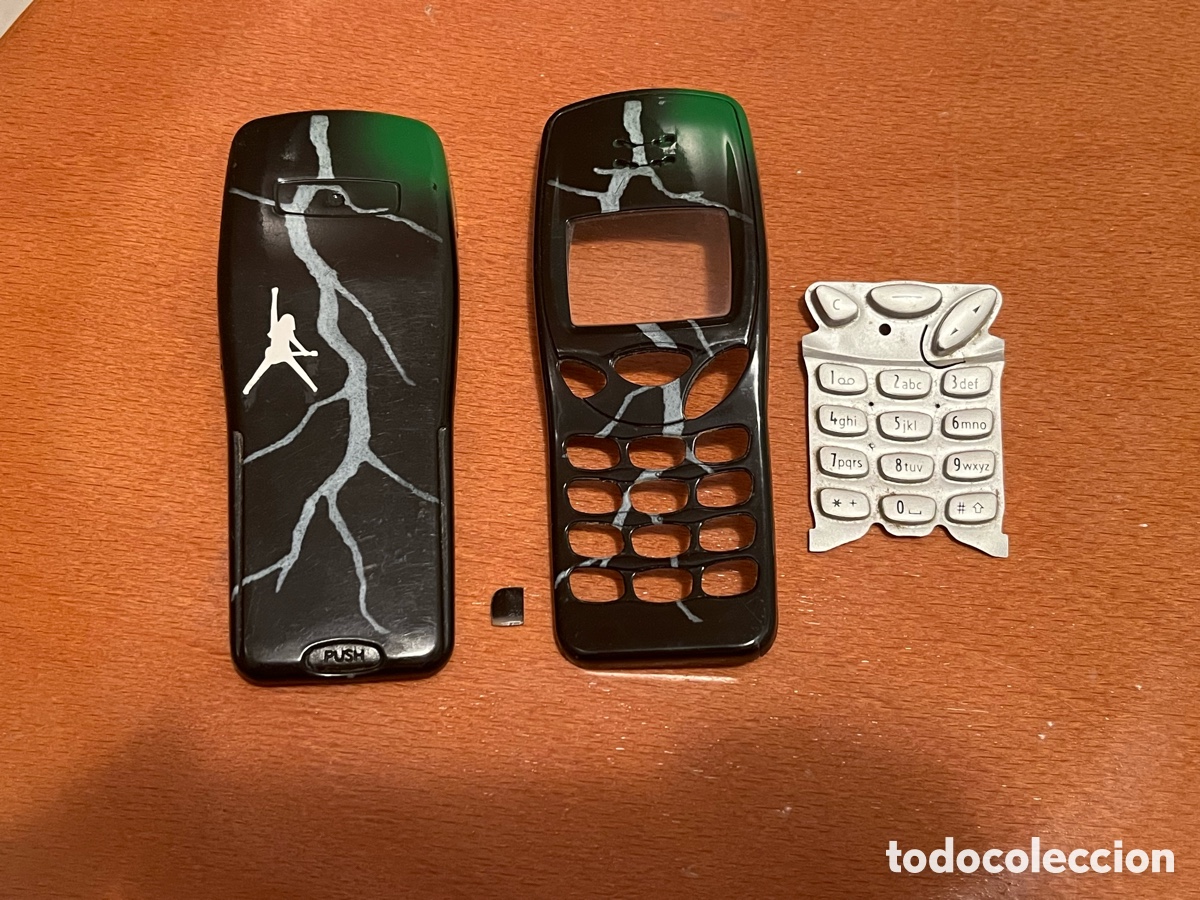 Vintage: Carcasa para tel&eacute;fono NOKIA 3210 negra y verde con pegatina de discoteca Central Rock. Rel&aacute;mpago