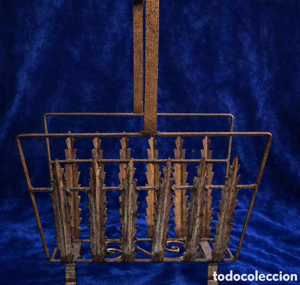 Vintage: Revistero vintage de hierro dorado