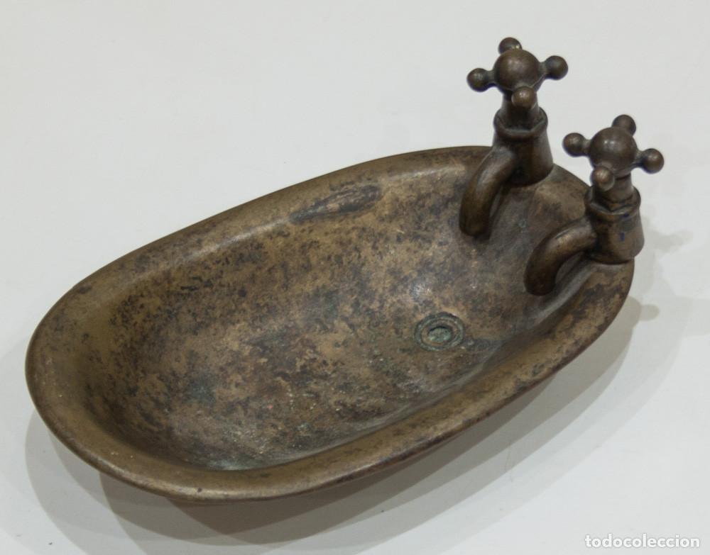 Vintage: JABONERA VINTAGE DE BRONCE ENVEJECIDO EN FORMA DE BA&Ntilde;ERA.