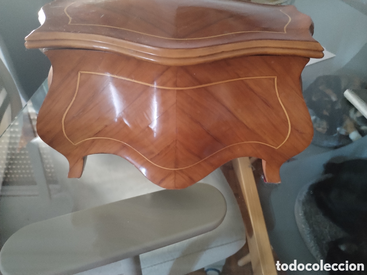 Vintage: joyero, caja de m&uacute;sica luis XV con detalles de marqueter&iacute;a en la tapa.