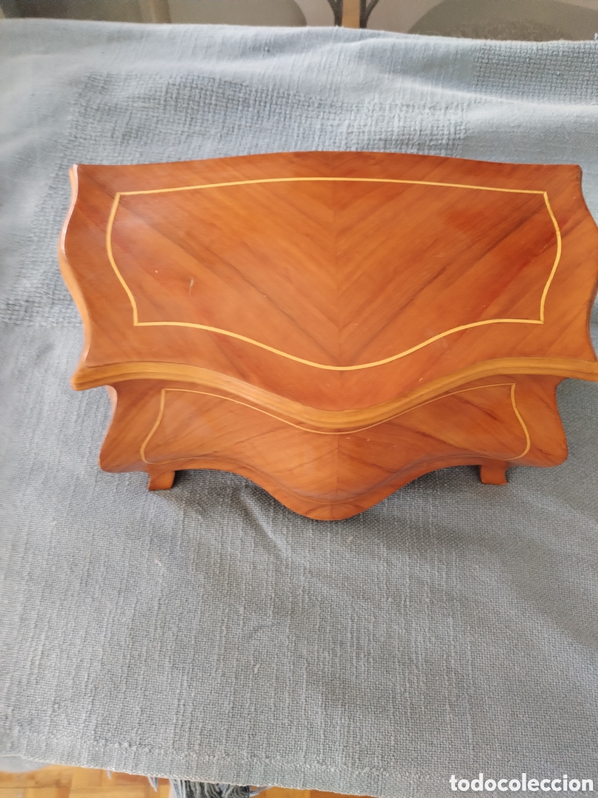 Vintage: joyero, caja de m&uacute;sica luis XV con detalles de marqueter&iacute;a en la tapa.