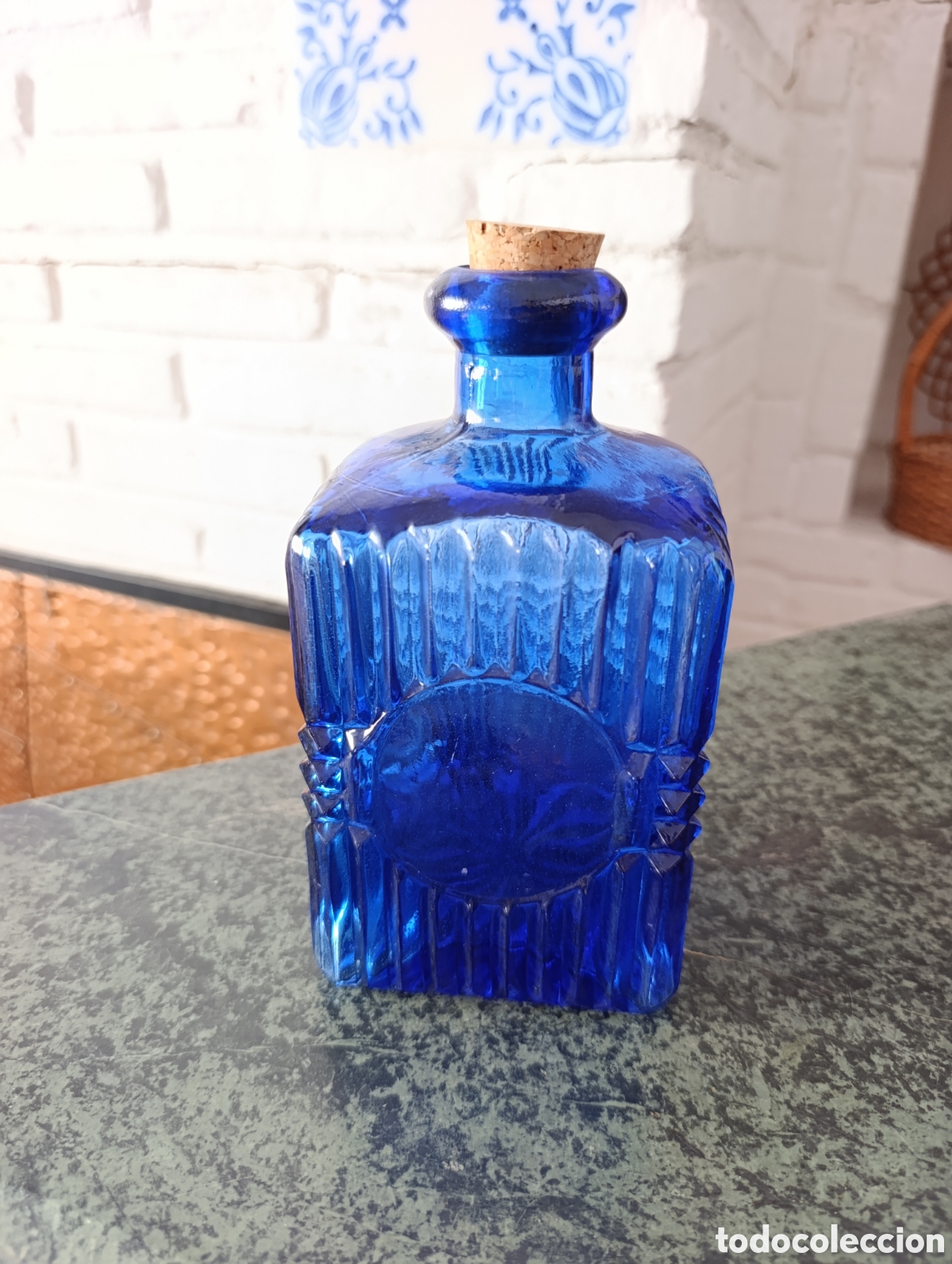 Vintage: Botella vidrio dise&ntilde;o cuadrado, azul