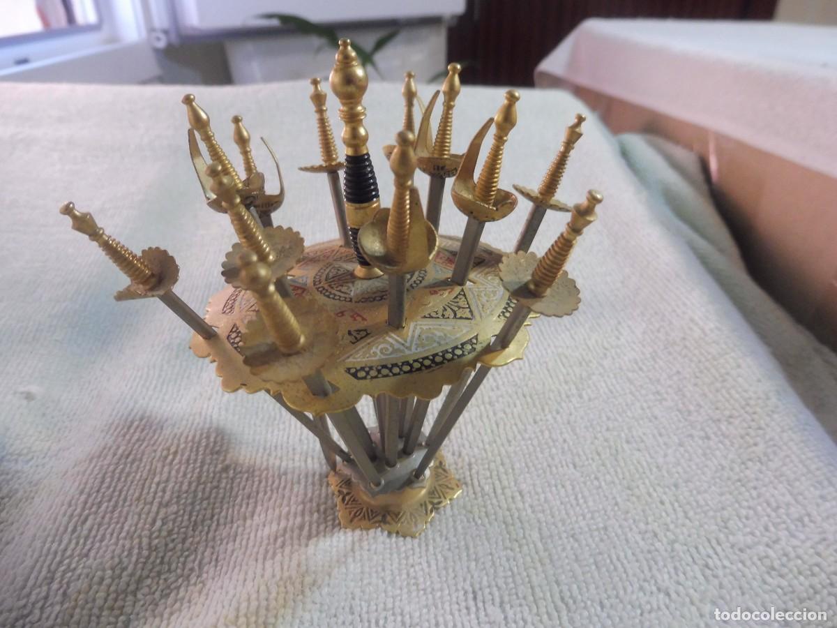 Vintage: Palillero damasquinado con 12 espadas y soporte