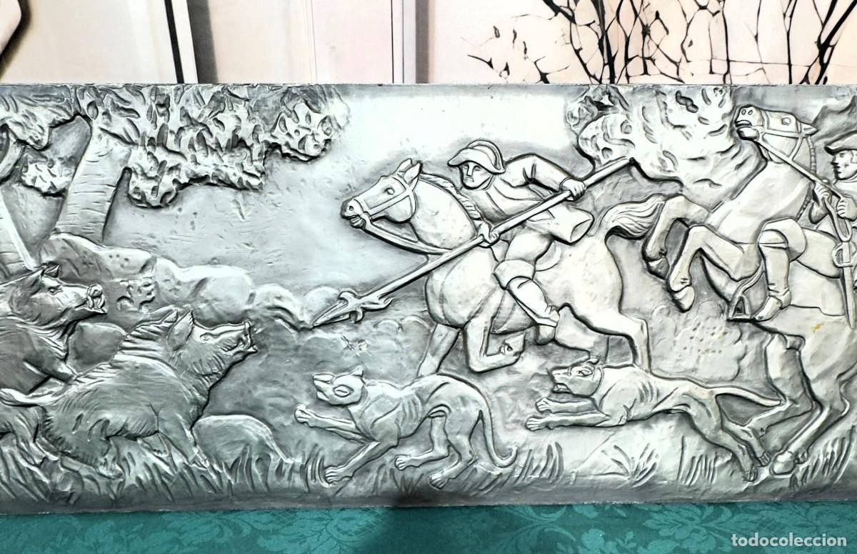 Vintage: Placa de relieve met&aacute;lico &rdquo;Esta&ntilde;o genuino / hecho puramente a mano&rdquo;.