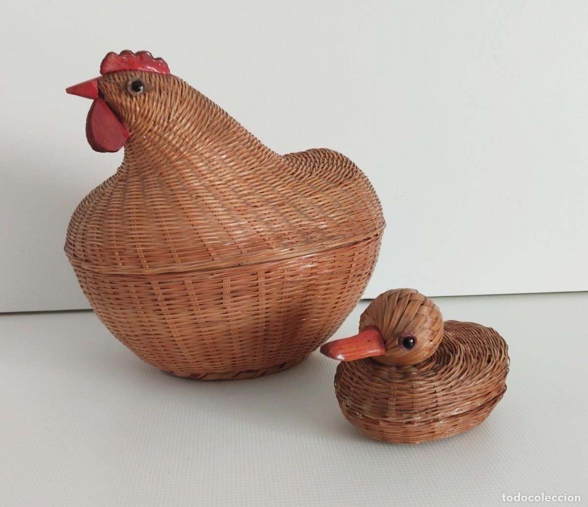 Vintage: Coqueta cesta de mimbre, vintage, con forma de gallina, m&aacute;s un patito tambi&eacute;n de mimbre