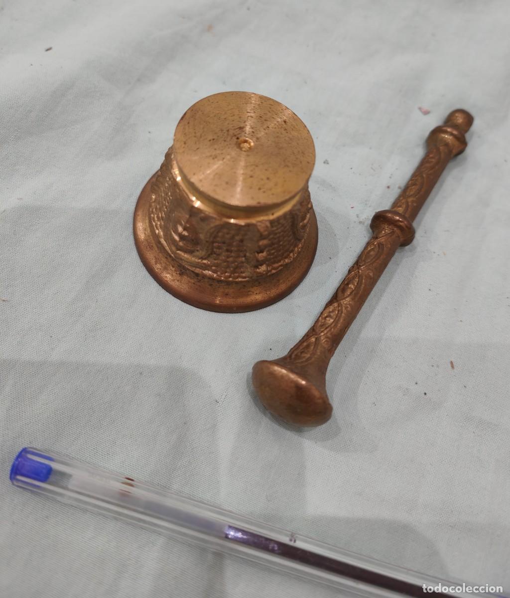 Vintage: Peque&ntilde;o mortero con mano en bronce. - Foto 4