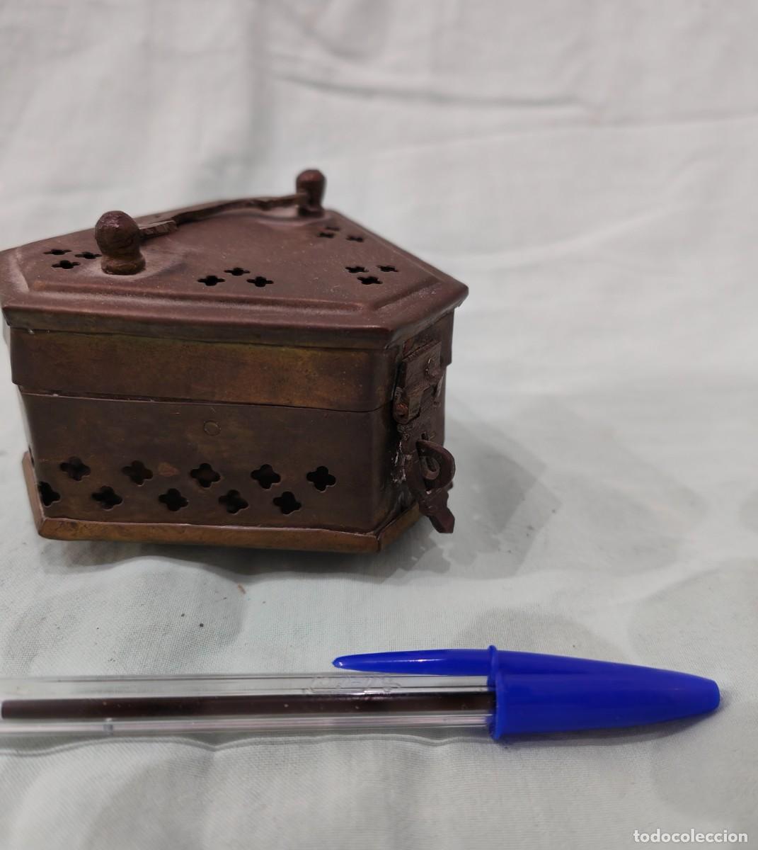 Vintage: Peque&ntilde;a caja met&aacute;lica con patas.