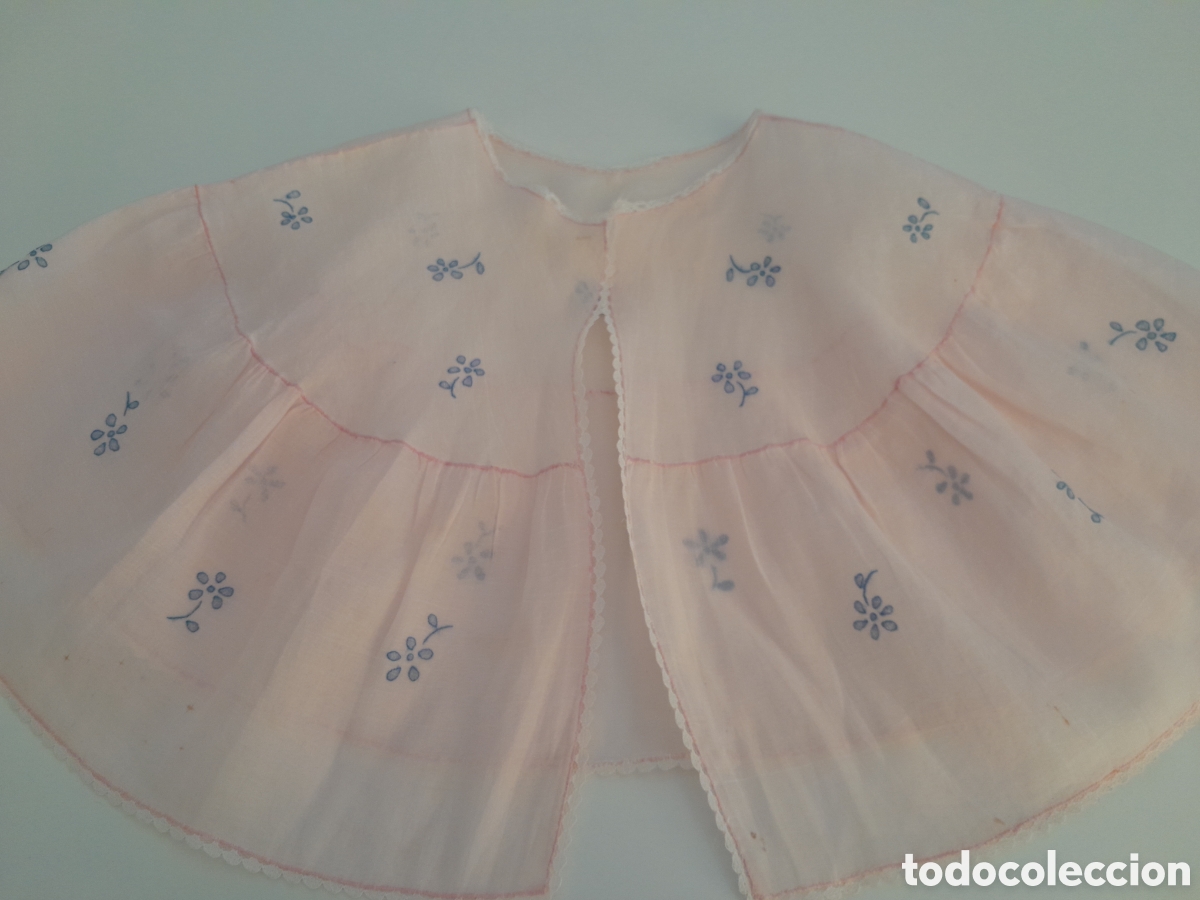 Vintage: Peinador vintage confeccionado en organd&iacute; rosa y bordado a mano