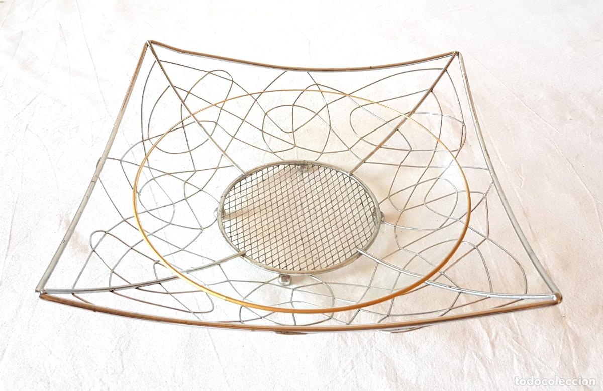 Vintage: Centro de mesa vintage cuadrado con cesta de frutas, rejilla met&aacute;lica y plato de cristal