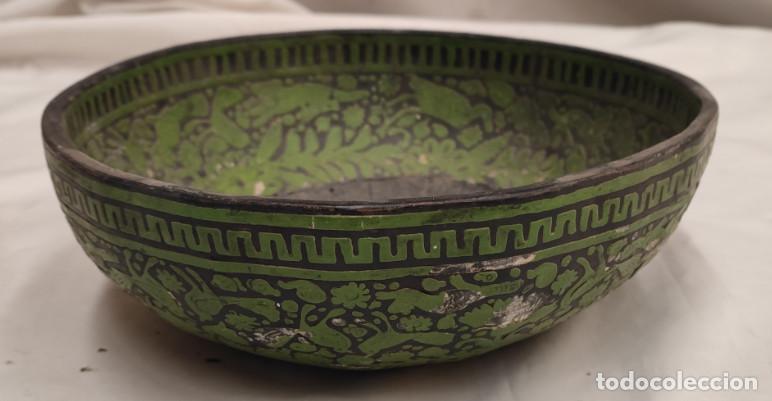 Vintage: ANTIGUO CUENCO DE MADERA PINTADO DE VERDE CON ANIMALES Y FLORES