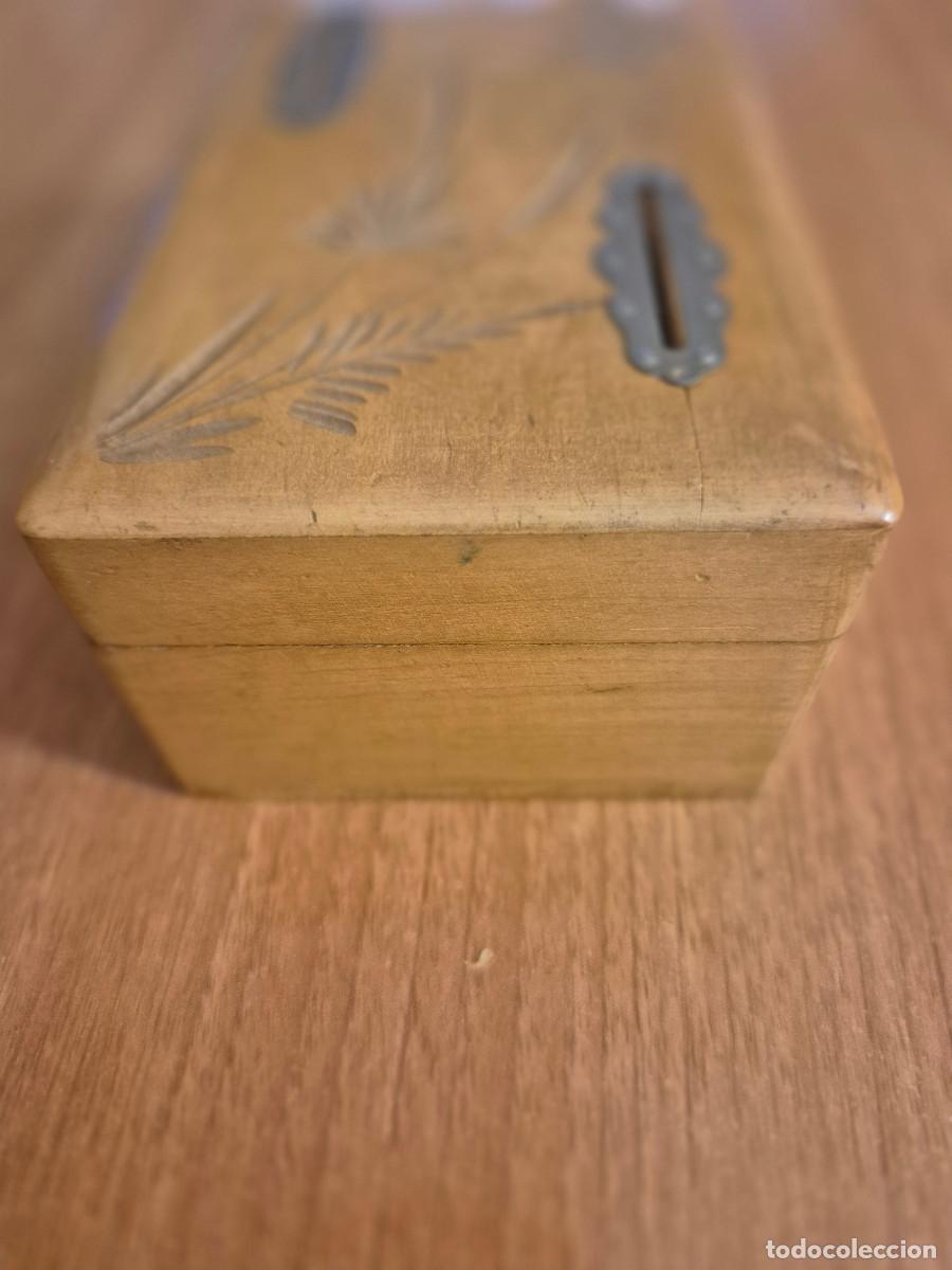 Vintage: CAJA DE MADERA HUCHA CON LLAVE. - Foto 2