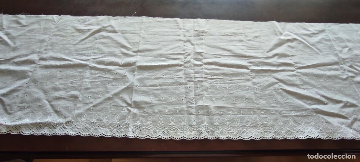 Vintage: TIRA / CENEFA BORDADA VINTAGE DE ALGODON BLANCO CON PUNTILLA BORDADO SUIZO. 203 x 38 cm