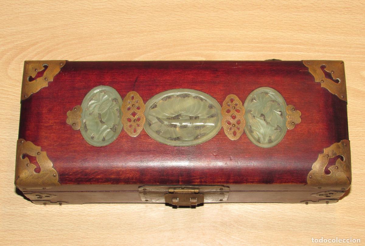 Vintage: Caja joyero vintage oriental chino madera remaches de lat&oacute;n medallones jade tallado brocado verde